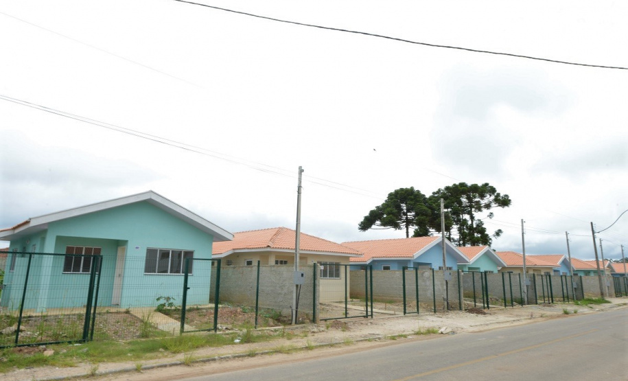 Moradores de Piraquara têm até o dia 24 de janeiro para se inscreverem no cadastro de pretendentes da Cohapar e participarem do processo de seleção de 47 casas populares que estão em fase final de construção na cidade, na região metropolitana de Curitiba. As inscrições são gratuitas e devem ser feitas exclusivamente pelo site cohapar.pr.gov.br/cadastro. (Foto: Guilherme Santos / Cohapar)