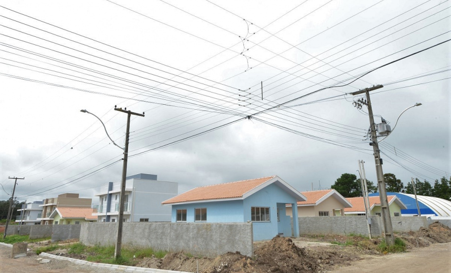 Moradores de Piraquara têm até o dia 24 de janeiro para se inscreverem no cadastro de pretendentes da Cohapar e participarem do processo de seleção de 47 casas populares que estão em fase final de construção na cidade, na região metropolitana de Curitiba. As inscrições são gratuitas e devem ser feitas exclusivamente pelo site cohapar.pr.gov.br/cadastro. (Foto: Guilherme Santos / Cohapar)