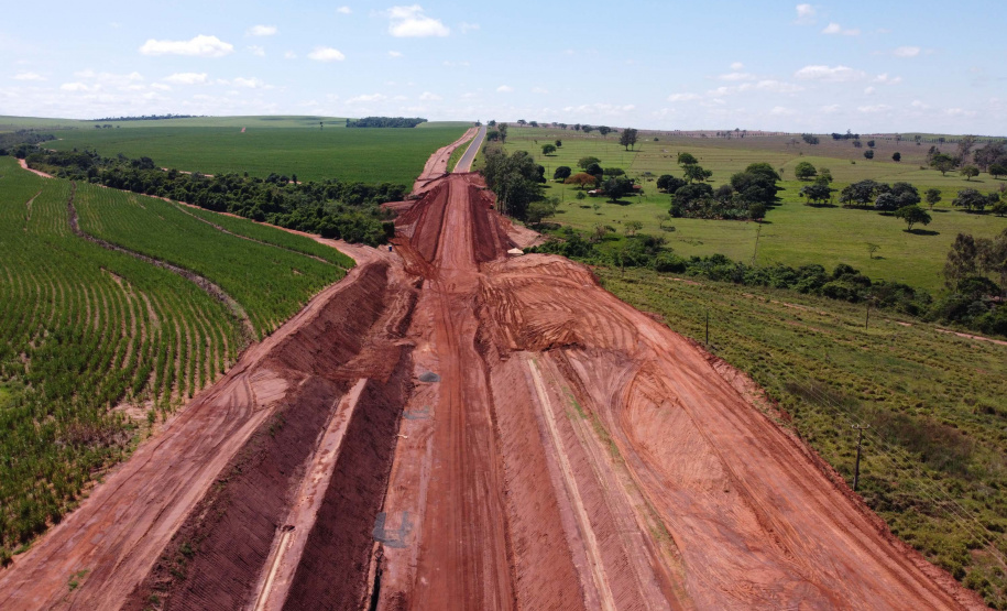 Um convênio entre Itaipu Binacional, Departamento Nacional de Infraestrutura de Transportes (DNIT) e Governo do Paraná vai garantir a execução das obras no trecho paranaense da BR-487, mais conhecida como Estrada Boiadeira. O trecho de 47 km liga os municípios Icaraíma (Porto Camargo) e Umuarama (Serra dos Dourados), no Noroeste do Paraná.- 19/11/2020 - Foto: Geraldo Bubniak/AEN