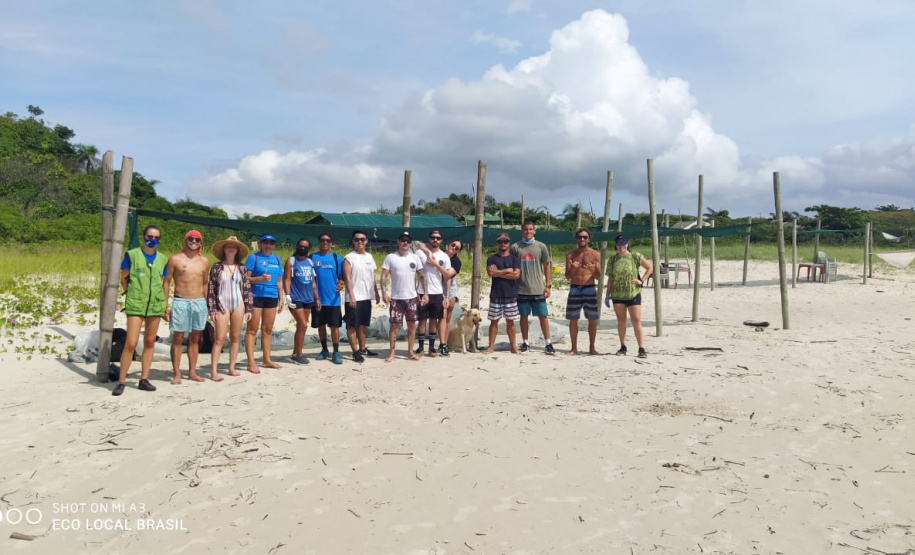 Cerca de 190 quilos de resíduos sólidos foram retirados da Ilha do Mel nesta terça e quarta-feira (12 e 13). A iniciativa foi uma parceria entre o Instituto Água e Terra (IAT), a ONG Eco Local Brasil e a população nativa da Ilha. Ao todo, 46 voluntários participaram do mutirão de limpeza das praias, ação que faz parte do movimento Somos da Ilha do Mel, organizado pela população local.  -  Foto: Divulgação SEDEST