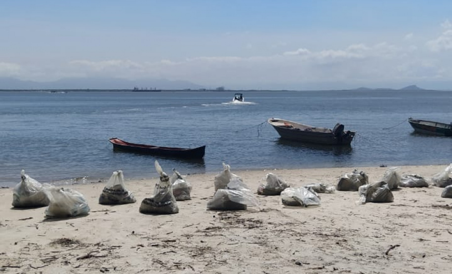 Cerca de 190 quilos de resíduos sólidos foram retirados da Ilha do Mel nesta terça e quarta-feira (12 e 13). A iniciativa foi uma parceria entre o Instituto Água e Terra (IAT), a ONG Eco Local Brasil e a população nativa da Ilha. Ao todo, 46 voluntários participaram do mutirão de limpeza das praias, ação que faz parte do movimento Somos da Ilha do Mel, organizado pela população local.  -  Foto: Divulgação SEDEST