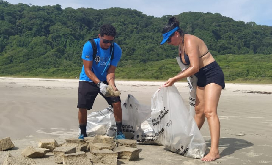 Cerca de 190 quilos de resíduos sólidos foram retirados da Ilha do Mel nesta terça e quarta-feira (12 e 13). A iniciativa foi uma parceria entre o Instituto Água e Terra (IAT), a ONG Eco Local Brasil e a população nativa da Ilha. Ao todo, 46 voluntários participaram do mutirão de limpeza das praias, ação que faz parte do movimento Somos da Ilha do Mel, organizado pela população local.  -  Foto: Divulgação SEDEST