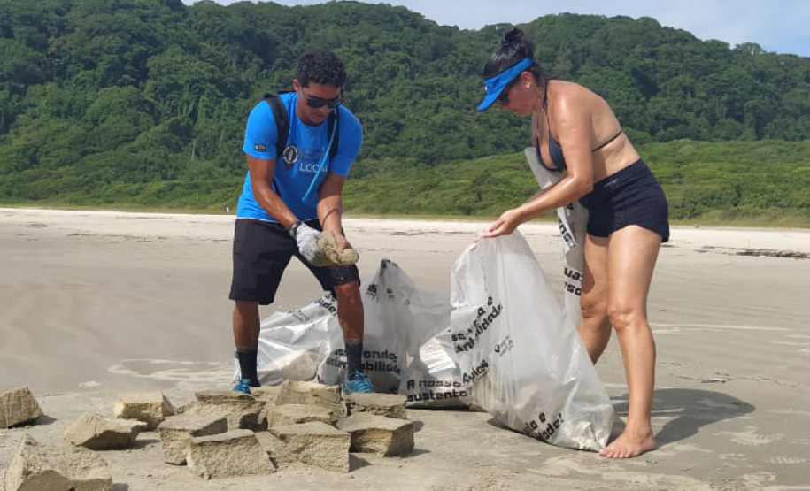 Mutirão recolhe cerca de 190 quilos de resíduos na Ilha do Mel. Foto:SEDEST