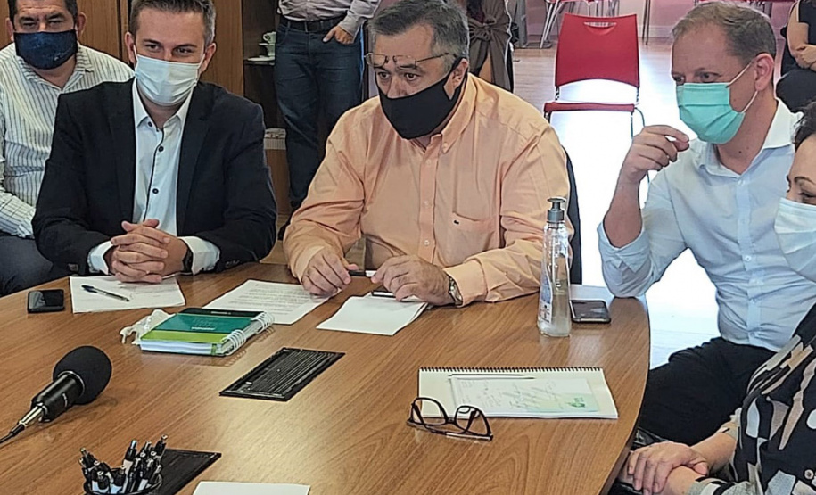 O secretário de Estado da Saúde, Beto Preto, participou nesta quinta-feira (14) da primeira reunião com a nova diretoria do Conselho de Secretarias Municipais de Saúde do Paraná (Cosems/PR). A pauta priorizou as estratégias para os novos secretários, obras e a vacinação contra a Covid-19. Este foi o primeiro evento do Conselho sob a presidência de Ivoliciano Leonarchik.Foto:SESA