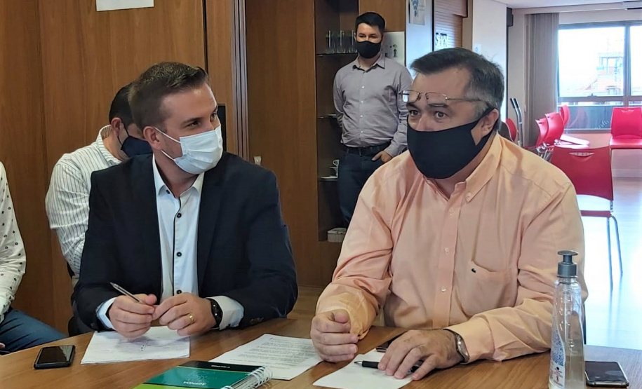 O secretário de Estado da Saúde, Beto Preto, participou nesta quinta-feira (14) da primeira reunião com a nova diretoria do Conselho de Secretarias Municipais de Saúde do Paraná (Cosems/PR). A pauta priorizou as estratégias para os novos secretários, obras e a vacinação contra a Covid-19. Este foi o primeiro evento do Conselho sob a presidência de Ivoliciano Leonarchik.Foto:SESA