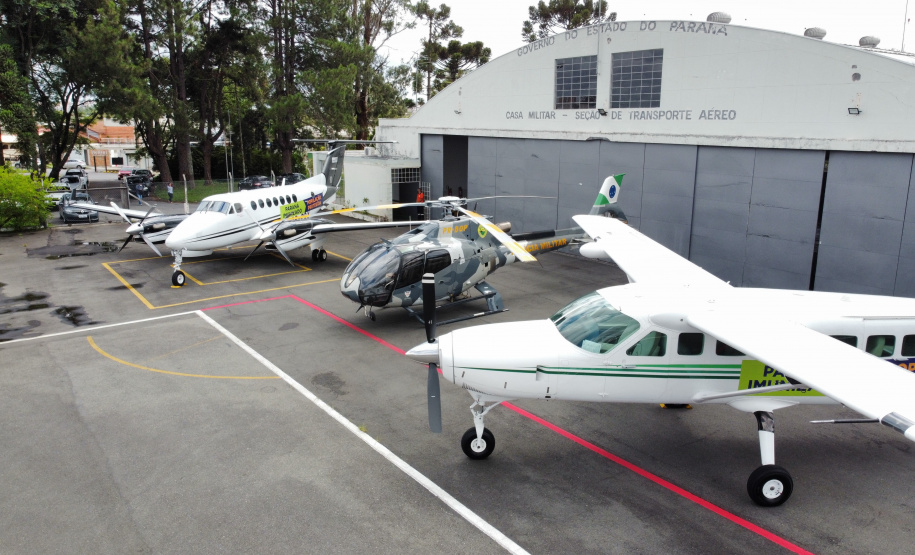 O Governo do Estado apresentou nesta sexta-feira (15), às 10h30, no Aeroporto do Bacacheri, a estrutura disponível para a distribuição da vacina contra a Covid-19. Como forma de acelerar a imunização no Paraná, o Governo destacou toda a frota área do Estado, formada por aviões e helicópteros, para o transporte da vacina. Foto: Geraldo Bubniak/AEN