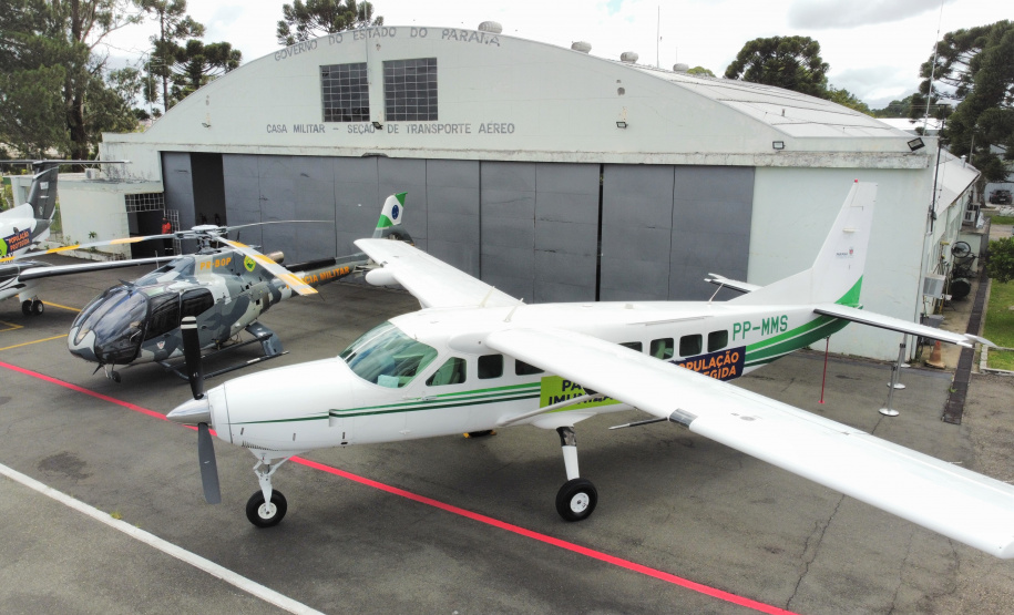 O Governo do Estado apresentou nesta sexta-feira (15), às 10h30, no Aeroporto do Bacacheri, a estrutura disponível para a distribuição da vacina contra a Covid-19. Como forma de acelerar a imunização no Paraná, o Governo destacou toda a frota área do Estado, formada por aviões e helicópteros, para o transporte da vacina. Foto: Geraldo Bubniak/AEN