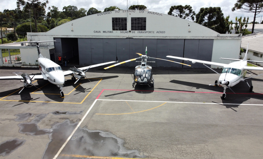 O Governo do Estado apresentou nesta sexta-feira (15), às 10h30, no Aeroporto do Bacacheri, a estrutura disponível para a distribuição da vacina contra a Covid-19. Como forma de acelerar a imunização no Paraná, o Governo destacou toda a frota área do Estado, formada por aviões e helicópteros, para o transporte da vacina. Foto: Geraldo Bubniak/AEN