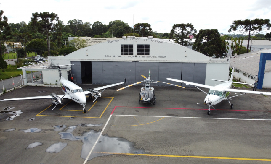 O Governo do Estado apresentou nesta sexta-feira (15), às 10h30, no Aeroporto do Bacacheri, a estrutura disponível para a distribuição da vacina contra a Covid-19. Como forma de acelerar a imunização no Paraná, o Governo destacou toda a frota área do Estado, formada por aviões e helicópteros, para o transporte da vacina. Foto: Geraldo Bubniak/AEN