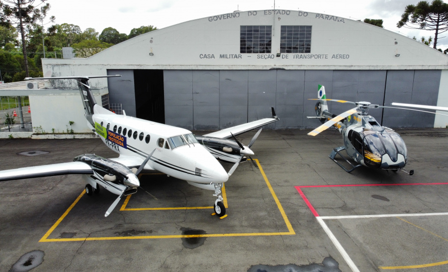 O Governo do Estado apresentou nesta sexta-feira (15), às 10h30, no Aeroporto do Bacacheri, a estrutura disponível para a distribuição da vacina contra a Covid-19. Como forma de acelerar a imunização no Paraná, o Governo destacou toda a frota área do Estado, formada por aviões e helicópteros, para o transporte da vacina. Foto: Geraldo Bubniak/AEN