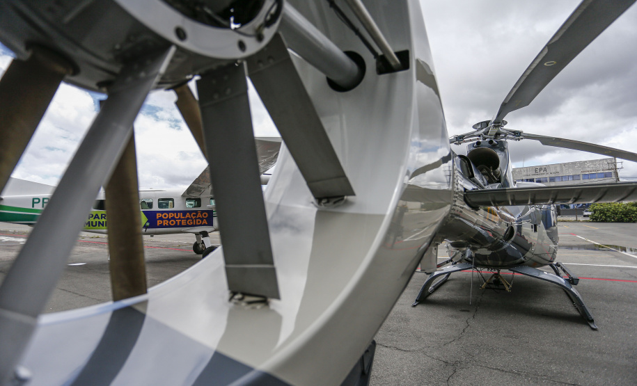 O Governo do Estado apresentou nesta sexta-feira (15), às 10h30, no Aeroporto do Bacacheri, a estrutura disponível para a distribuição da vacina contra a Covid-19. Como forma de acelerar a imunização no Paraná, o Governo destacou toda a frota área do Estado, formada por aviões e helicópteros, para o transporte da vacina. Foto: Jonathan Campos/AEN