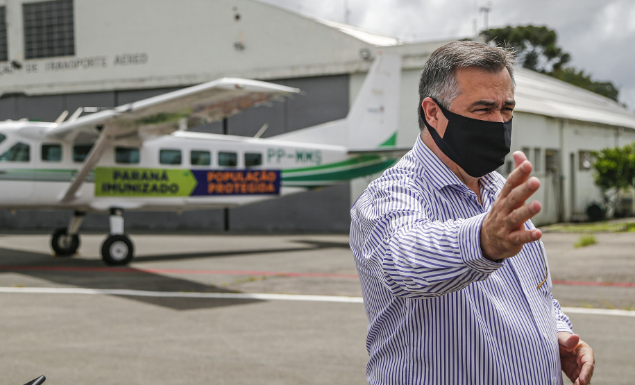 O Governo do Estado apresentou nesta sexta-feira (15), às 10h30, no Aeroporto do Bacacheri, a estrutura disponível para a distribuição da vacina contra a Covid-19. Como forma de acelerar a imunização no Paraná, o Governo destacou toda a frota área do Estado, formada por aviões e helicópteros, para o transporte da vacina. Foto: Jonathan Campos/AEN