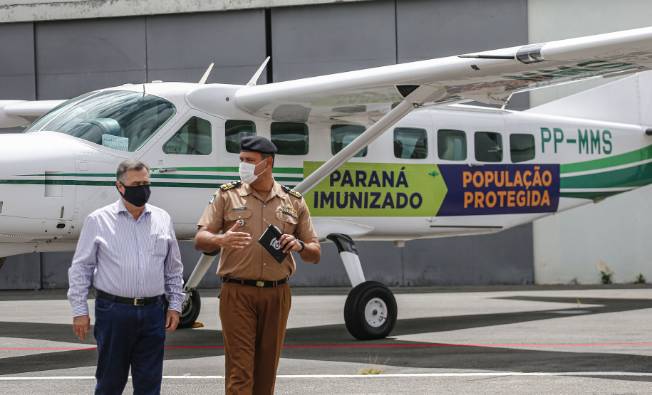 O Governo do Estado apresentou nesta sexta-feira (15), às 10h30, no Aeroporto do Bacacheri, a estrutura disponível para a distribuição da vacina contra a Covid-19. Como forma de acelerar a imunização no Paraná, o Governo destacou toda a frota área do Estado, formada por aviões e helicópteros, para o transporte da vacina. Foto: Jonathan Campos/AEN