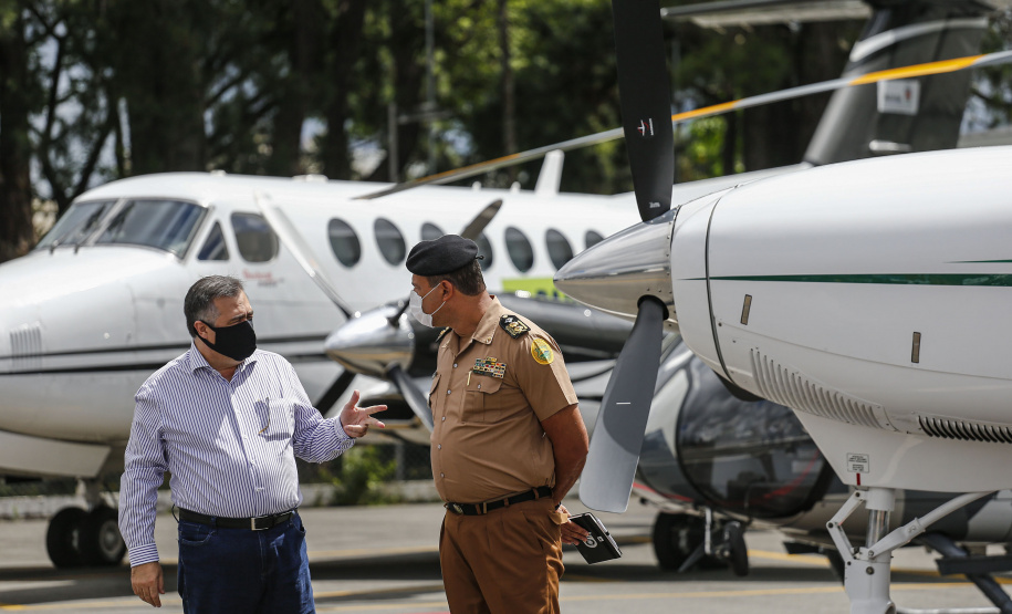 O Governo do Estado apresentou nesta sexta-feira (15), às 10h30, no Aeroporto do Bacacheri, a estrutura disponível para a distribuição da vacina contra a Covid-19. Como forma de acelerar a imunização no Paraná, o Governo destacou toda a frota área do Estado, formada por aviões e helicópteros, para o transporte da vacina. Foto: Jonathan Campos/AEN