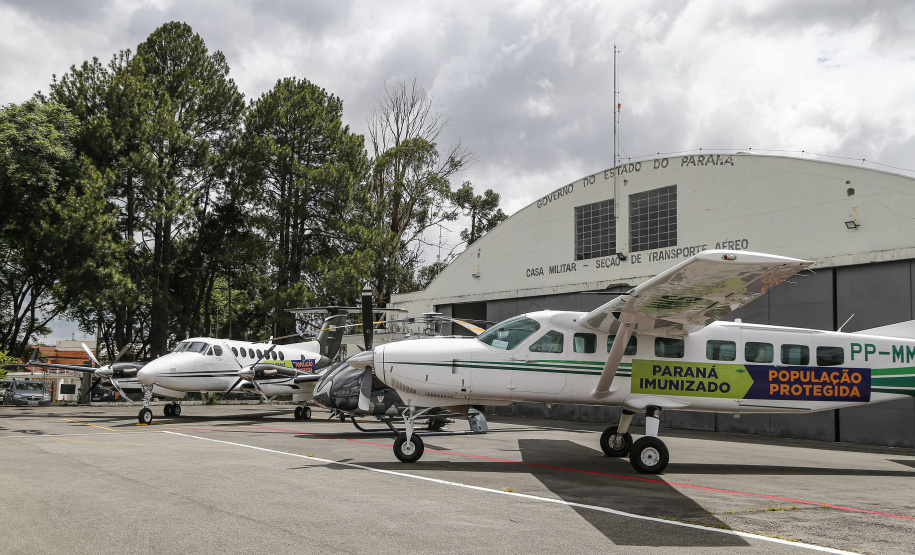 O Governo do Estado apresentou nesta sexta-feira (15), às 10h30, no Aeroporto do Bacacheri, a estrutura disponível para a distribuição da vacina contra a Covid-19. Como forma de acelerar a imunização no Paraná, o Governo destacou toda a frota área do Estado, formada por aviões e helicópteros, para o transporte da vacina. Foto: Jonathan Campos/AEN