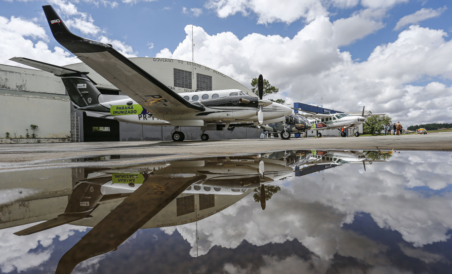 O Governo do Estado apresentou nesta sexta-feira (15), às 10h30, no Aeroporto do Bacacheri, a estrutura disponível para a distribuição da vacina contra a Covid-19. Como forma de acelerar a imunização no Paraná, o Governo destacou toda a frota área do Estado, formada por aviões e helicópteros, para o transporte da vacina. Foto: Jonathan Campos/AEN