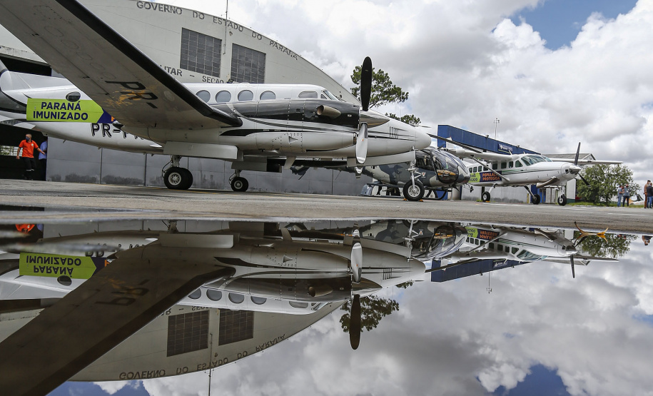 O Governo do Estado apresentou nesta sexta-feira (15), às 10h30, no Aeroporto do Bacacheri, a estrutura disponível para a distribuição da vacina contra a Covid-19. Como forma de acelerar a imunização no Paraná, o Governo destacou toda a frota área do Estado, formada por aviões e helicópteros, para o transporte da vacina. Foto: Jonathan Campos/AEN