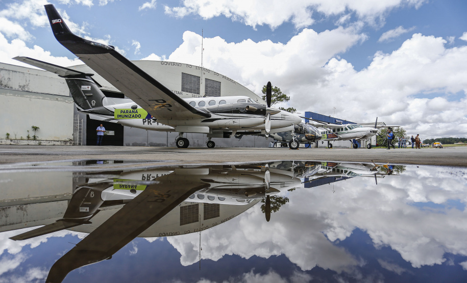 O Governo do Estado apresentou nesta sexta-feira (15), às 10h30, no Aeroporto do Bacacheri, a estrutura disponível para a distribuição da vacina contra a Covid-19. Como forma de acelerar a imunização no Paraná, o Governo destacou toda a frota área do Estado, formada por aviões e helicópteros, para o transporte da vacina. Foto: Jonathan Campos/AEN