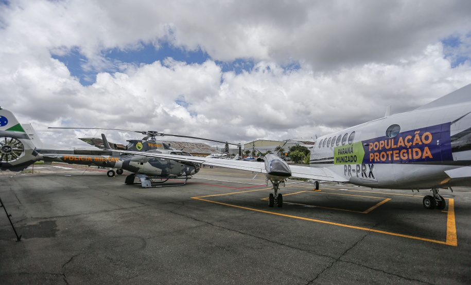 O Governo do Estado apresentou nesta sexta-feira (15), às 10h30, no Aeroporto do Bacacheri, a estrutura disponível para a distribuição da vacina contra a Covid-19. Como forma de acelerar a imunização no Paraná, o Governo destacou toda a frota área do Estado, formada por aviões e helicópteros, para o transporte da vacina. Foto: Jonathan Campos/AEN