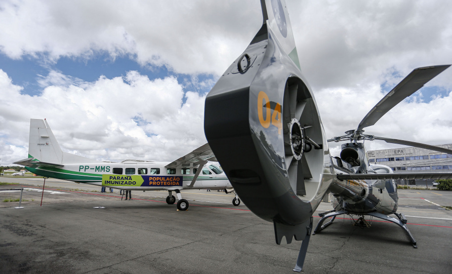 O Governo do Estado apresentou nesta sexta-feira (15), às 10h30, no Aeroporto do Bacacheri, a estrutura disponível para a distribuição da vacina contra a Covid-19. Como forma de acelerar a imunização no Paraná, o Governo destacou toda a frota área do Estado, formada por aviões e helicópteros, para o transporte da vacina. Foto: Jonathan Campos/AEN