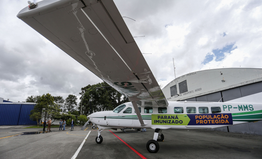 O Governo do Estado apresentou nesta sexta-feira (15), às 10h30, no Aeroporto do Bacacheri, a estrutura disponível para a distribuição da vacina contra a Covid-19. Como forma de acelerar a imunização no Paraná, o Governo destacou toda a frota área do Estado, formada por aviões e helicópteros, para o transporte da vacina. Foto: Jonathan Campos/AEN
