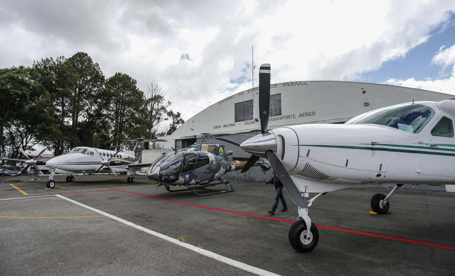 O Governo do Estado apresentou nesta sexta-feira (15), às 10h30, no Aeroporto do Bacacheri, a estrutura disponível para a distribuição da vacina contra a Covid-19. Como forma de acelerar a imunização no Paraná, o Governo destacou toda a frota área do Estado, formada por aviões e helicópteros, para o transporte da vacina. Foto: Jonathan Campos/AEN