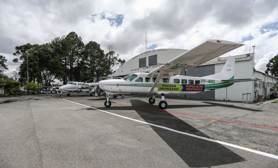 O Governo do Estado apresentou nesta sexta-feira (15), às 10h30, no Aeroporto do Bacacheri, a estrutura disponível para a distribuição da vacina contra a Covid-19. Como forma de acelerar a imunização no Paraná, o Governo destacou toda a frota área do Estado, formada por aviões e helicópteros, para o transporte da vacina. Foto: Jonathan Campos/AEN