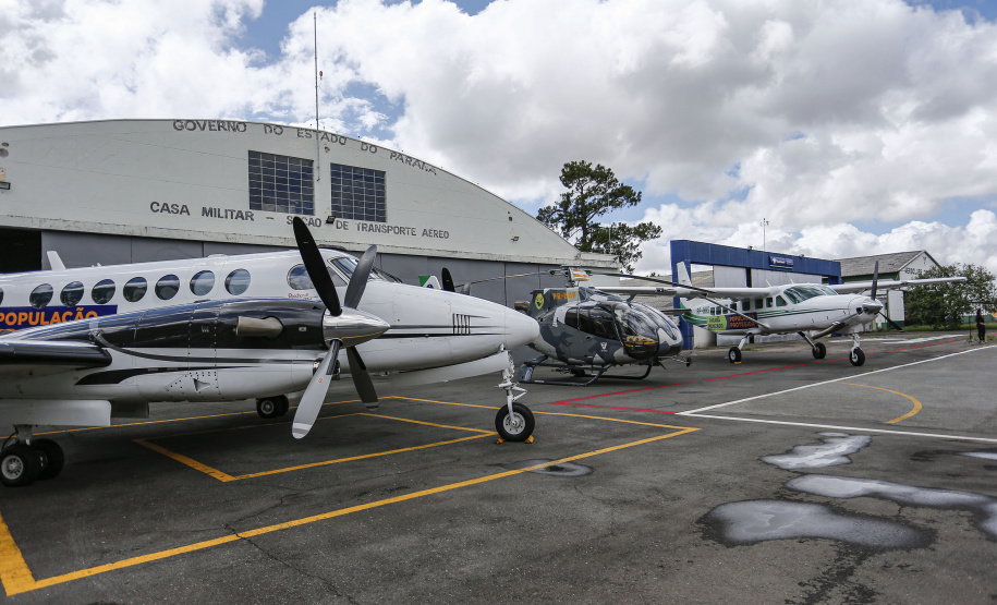 O Governo do Estado apresentou nesta sexta-feira (15), às 10h30, no Aeroporto do Bacacheri, a estrutura disponível para a distribuição da vacina contra a Covid-19. Como forma de acelerar a imunização no Paraná, o Governo destacou toda a frota área do Estado, formada por aviões e helicópteros, para o transporte da vacina. Foto: Jonathan Campos/AEN