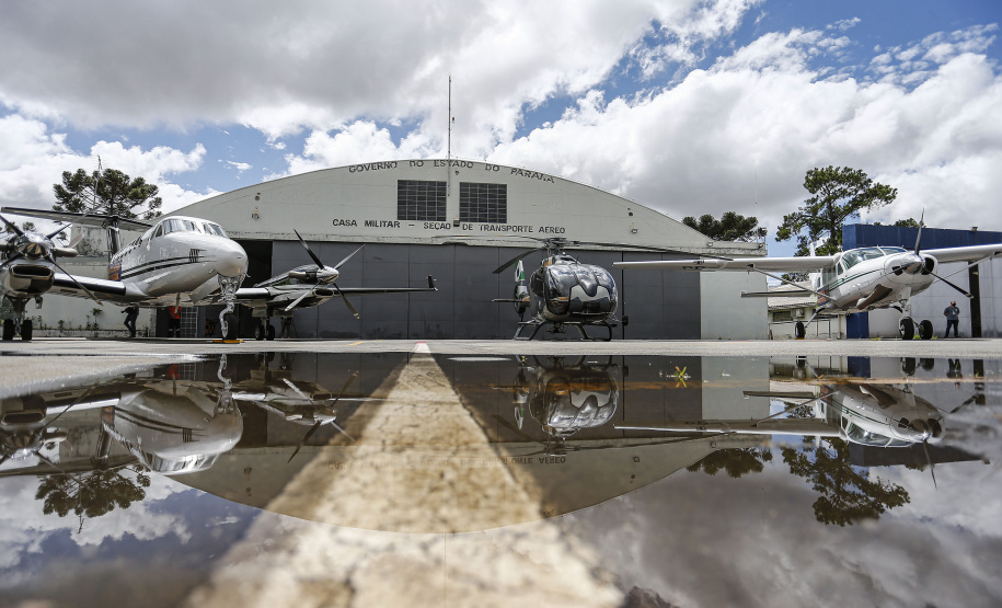 O Governo do Estado apresentou nesta sexta-feira (15), às 10h30, no Aeroporto do Bacacheri, a estrutura disponível para a distribuição da vacina contra a Covid-19. Como forma de acelerar a imunização no Paraná, o Governo destacou toda a frota área do Estado, formada por aviões e helicópteros, para o transporte da vacina. Foto: Jonathan Campos/AEN