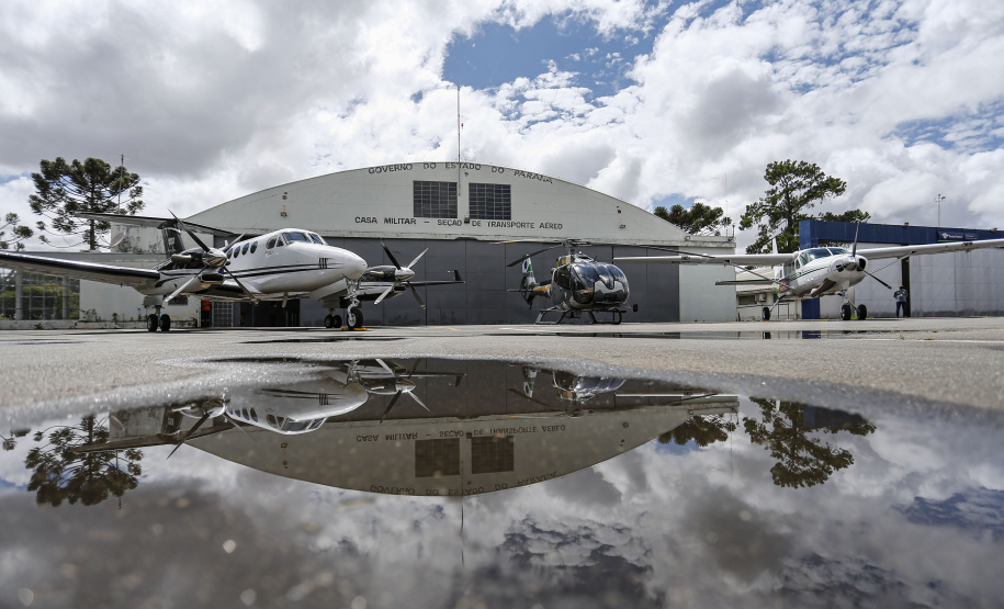 O Governo do Estado apresentou nesta sexta-feira (15), às 10h30, no Aeroporto do Bacacheri, a estrutura disponível para a distribuição da vacina contra a Covid-19. Como forma de acelerar a imunização no Paraná, o Governo destacou toda a frota área do Estado, formada por aviões e helicópteros, para o transporte da vacina. Foto: Jonathan Campos/AEN