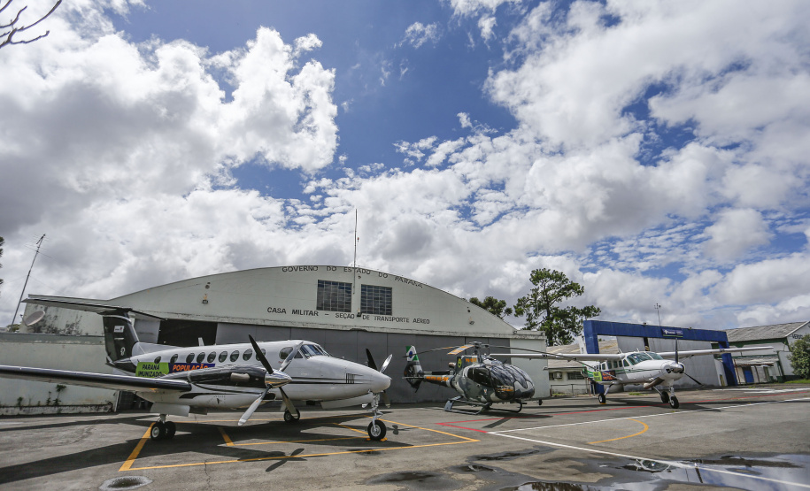O Governo do Estado apresentou nesta sexta-feira (15), às 10h30, no Aeroporto do Bacacheri, a estrutura disponível para a distribuição da vacina contra a Covid-19. Como forma de acelerar a imunização no Paraná, o Governo destacou toda a frota área do Estado, formada por aviões e helicópteros, para o transporte da vacina. Foto: Jonathan Campos/AEN