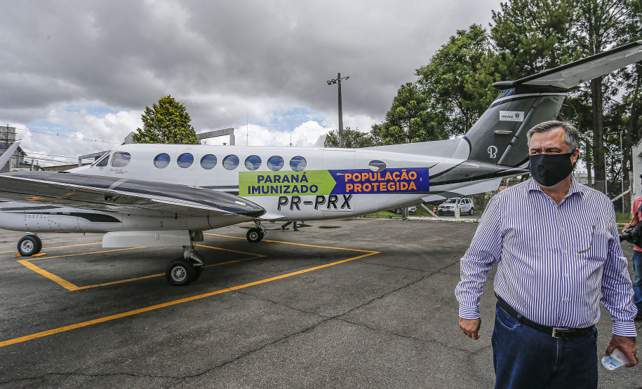 O Governo do Estado apresentou nesta sexta-feira (15), às 10h30, no Aeroporto do Bacacheri, a estrutura disponível para a distribuição da vacina contra a Covid-19. Como forma de acelerar a imunização no Paraná, o Governo destacou toda a frota área do Estado, formada por aviões e helicópteros, para o transporte da vacina. Foto: Jonathan Campos/AEN