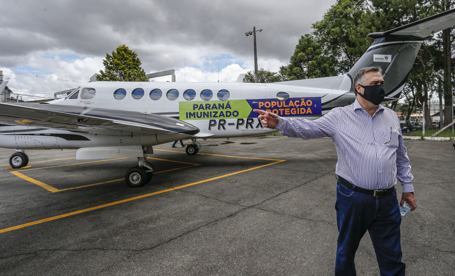 O Governo do Estado apresentou nesta sexta-feira (15), às 10h30, no Aeroporto do Bacacheri, a estrutura disponível para a distribuição da vacina contra a Covid-19. Como forma de acelerar a imunização no Paraná, o Governo destacou toda a frota área do Estado, formada por aviões e helicópteros, para o transporte da vacina. Foto: Jonathan Campos/AEN