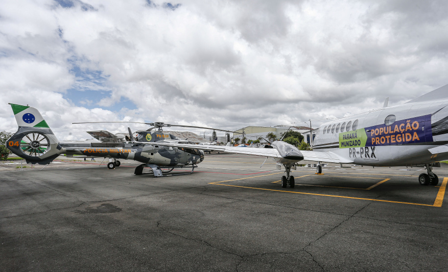 O Governo do Estado apresentou nesta sexta-feira (15), às 10h30, no Aeroporto do Bacacheri, a estrutura disponível para a distribuição da vacina contra a Covid-19. Como forma de acelerar a imunização no Paraná, o Governo destacou toda a frota área do Estado, formada por aviões e helicópteros, para o transporte da vacina. Foto: Jonathan Campos/AEN