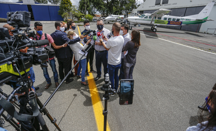 O Governo do Estado apresentou nesta sexta-feira (15), às 10h30, no Aeroporto do Bacacheri, a estrutura disponível para a distribuição da vacina contra a Covid-19. Como forma de acelerar a imunização no Paraná, o Governo destacou toda a frota área do Estado, formada por aviões e helicópteros, para o transporte da vacina. Foto: Jonathan Campos/AEN