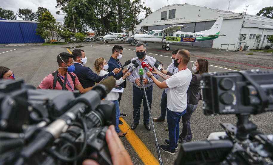 O Governo do Estado apresentou nesta sexta-feira (15), às 10h30, no Aeroporto do Bacacheri, a estrutura disponível para a distribuição da vacina contra a Covid-19. Como forma de acelerar a imunização no Paraná, o Governo destacou toda a frota área do Estado, formada por aviões e helicópteros, para o transporte da vacina. Foto: Jonathan Campos/AEN
