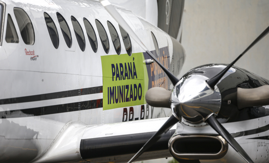 O Governo do Estado apresentou nesta sexta-feira (15), às 10h30, no Aeroporto do Bacacheri, a estrutura disponível para a distribuição da vacina contra a Covid-19. Como forma de acelerar a imunização no Paraná, o Governo destacou toda a frota área do Estado, formada por aviões e helicópteros, para o transporte da vacina. Foto: Jonathan Campos/AEN