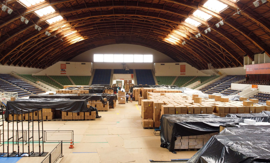 A Secretaria da Saúde do Paraná vai dar início neste sábado (16) à distribuição da primeira remessa de insumos destinados à vacinação da Covid-19 no Estado. Quatro caminhões vão sair pela manhã da central de abastecimento e suprimentos da secretaria, no Jardim Botânico, em Curitiba, carregados com 2,2 milhões de itens que serão entregues a 20 Regionais de Saúde do Estado. 
 Foto: Geraldo Bubniak/AEN