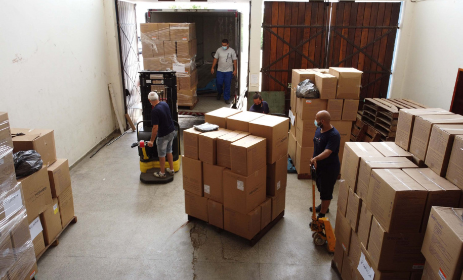 A Secretaria da Saúde do Paraná vai dar início neste sábado (16) à distribuição da primeira remessa de insumos destinados à vacinação da Covid-19 no Estado. Quatro caminhões vão sair pela manhã da central de abastecimento e suprimentos da secretaria, no Jardim Botânico, em Curitiba, carregados com 2,2 milhões de itens que serão entregues a 20 Regionais de Saúde do Estado. 
Foto: Geraldo Bubniak/AEN