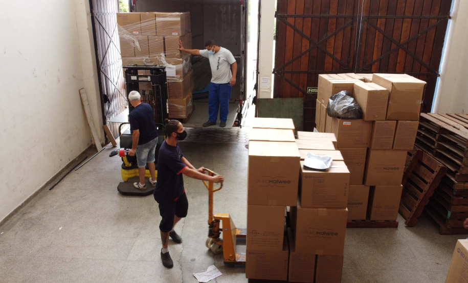 A Secretaria da Saúde do Paraná vai dar início neste sábado (16) à distribuição da primeira remessa de insumos destinados à vacinação da Covid-19 no Estado. Quatro caminhões vão sair pela manhã da central de abastecimento e suprimentos da secretaria, no Jardim Botânico, em Curitiba, carregados com 2,2 milhões de itens que serão entregues a 20 Regionais de Saúde do Estado. 
 Foto: Geraldo Bubniak/AEN