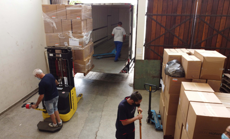 A Secretaria da Saúde do Paraná vai dar início neste sábado (16) à distribuição da primeira remessa de insumos destinados à vacinação da Covid-19 no Estado. Quatro caminhões vão sair pela manhã da central de abastecimento e suprimentos da secretaria, no Jardim Botânico, em Curitiba, carregados com 2,2 milhões de itens que serão entregues a 20 Regionais de Saúde do Estado. 
 Foto: Geraldo Bubniak/AEN