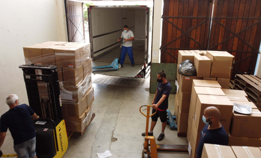 A Secretaria da Saúde do Paraná vai dar início neste sábado (16) à distribuição da primeira remessa de insumos destinados à vacinação da Covid-19 no Estado. Quatro caminhões vão sair pela manhã da central de abastecimento e suprimentos da secretaria, no Jardim Botânico, em Curitiba, carregados com 2,2 milhões de itens que serão entregues a 20 Regionais de Saúde do Estado. 
Foto: Geraldo Bubniak/AEN