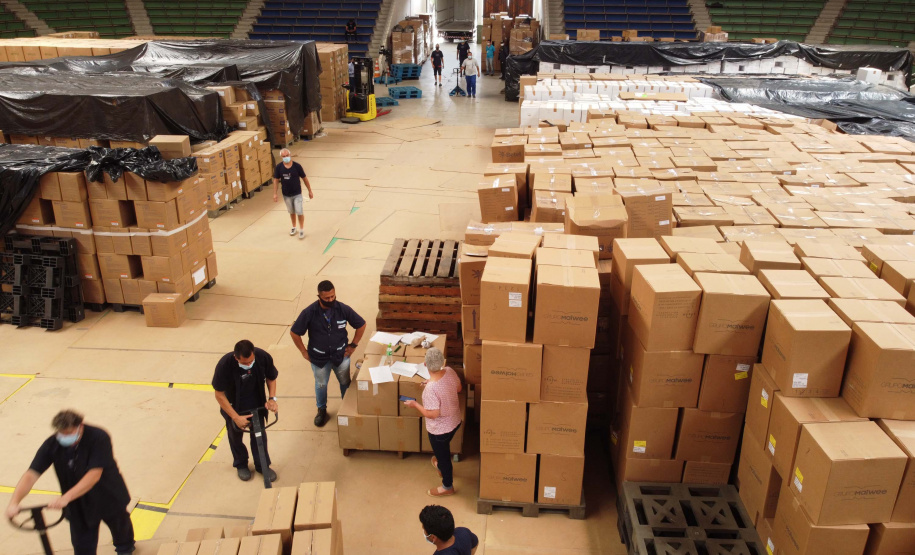 A Secretaria da Saúde do Paraná vai dar início neste sábado (16) à distribuição da primeira remessa de insumos destinados à vacinação da Covid-19 no Estado. Quatro caminhões vão sair pela manhã da central de abastecimento e suprimentos da secretaria, no Jardim Botânico, em Curitiba, carregados com 2,2 milhões de itens que serão entregues a 20 Regionais de Saúde do Estado. 
Foto: Geraldo Bubniak/AEN