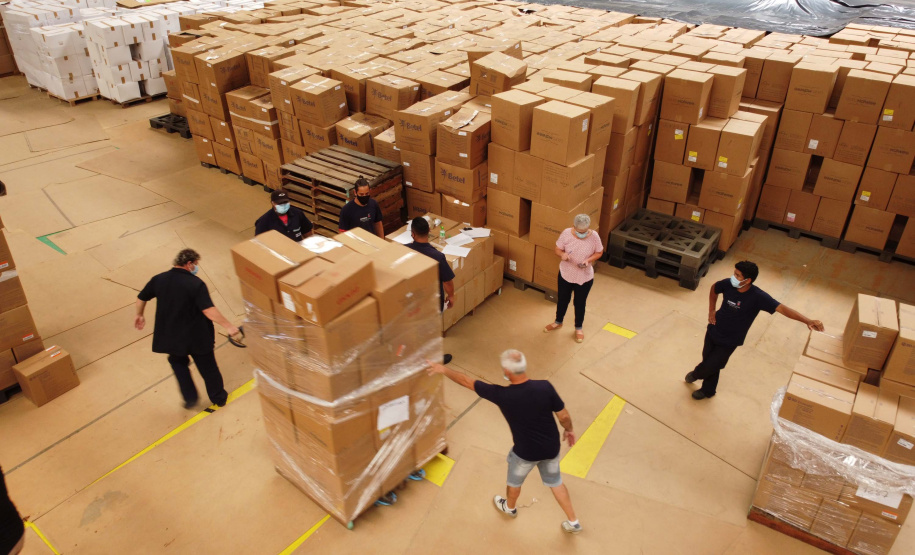 A Secretaria da Saúde do Paraná vai dar início neste sábado (16) à distribuição da primeira remessa de insumos destinados à vacinação da Covid-19 no Estado. Quatro caminhões vão sair pela manhã da central de abastecimento e suprimentos da secretaria, no Jardim Botânico, em Curitiba, carregados com 2,2 milhões de itens que serão entregues a 20 Regionais de Saúde do Estado. 
Foto: Geraldo Bubniak/AEN