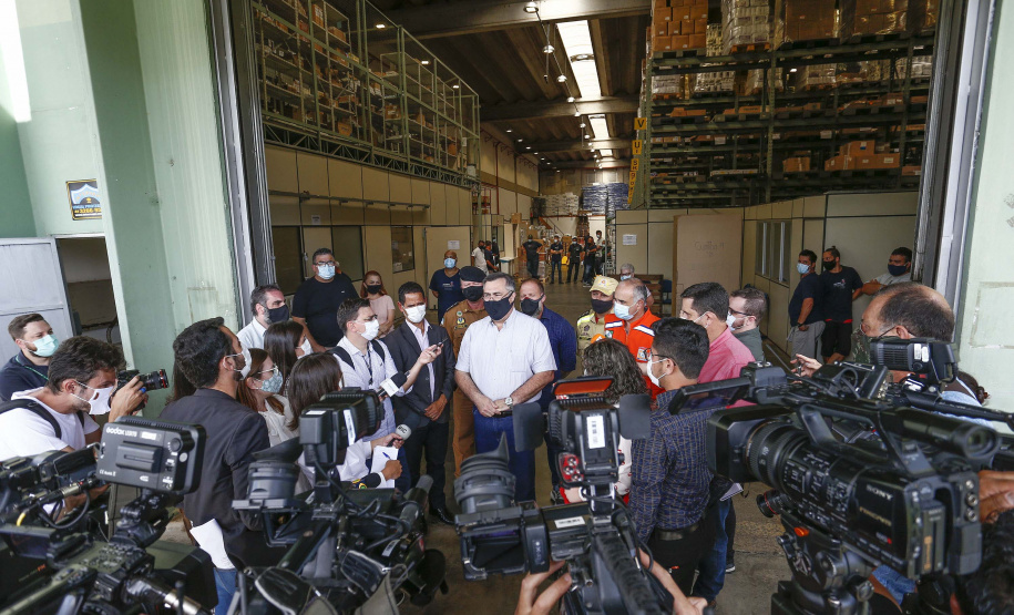 A Secretaria da Saúde do Paraná vai dar início neste sábado (16) à distribuição da primeira remessa de insumos destinados à vacinação da Covid-19 no Estado. Quatro caminhões vão sair pela manhã da central de abastecimento e suprimentos da secretaria, no Jardim Botânico, em Curitiba, carregados com 2,2 milhões de itens que serão entregues a 20 Regionais de Saúde do Estado. 
Foto:Jonathan Campos/AEN