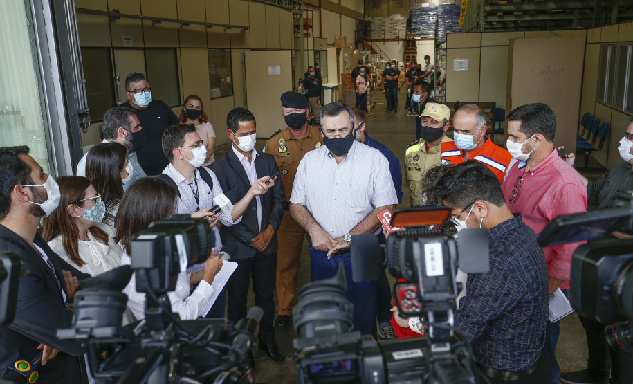 A Secretaria da Saúde do Paraná vai dar início neste sábado (16) à distribuição da primeira remessa de insumos destinados à vacinação da Covid-19 no Estado. Quatro caminhões vão sair pela manhã da central de abastecimento e suprimentos da secretaria, no Jardim Botânico, em Curitiba, carregados com 2,2 milhões de itens que serão entregues a 20 Regionais de Saúde do Estado. 
 Foto:Jonathan Campos/AEN