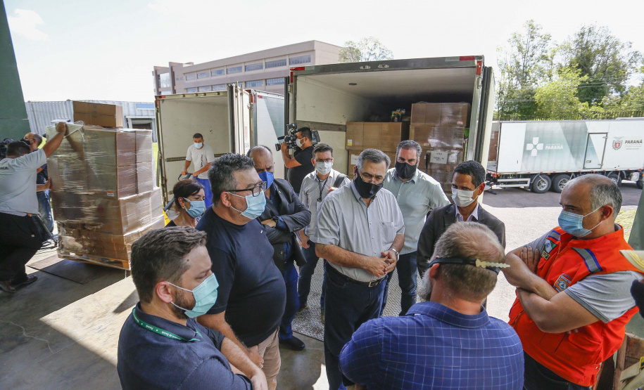A Secretaria da Saúde do Paraná vai dar início neste sábado (16) à distribuição da primeira remessa de insumos destinados à vacinação da Covid-19 no Estado. Quatro caminhões vão sair pela manhã da central de abastecimento e suprimentos da secretaria, no Jardim Botânico, em Curitiba, carregados com 2,2 milhões de itens que serão entregues a 20 Regionais de Saúde do Estado. 
 Foto:Jonathan Campos/AEN