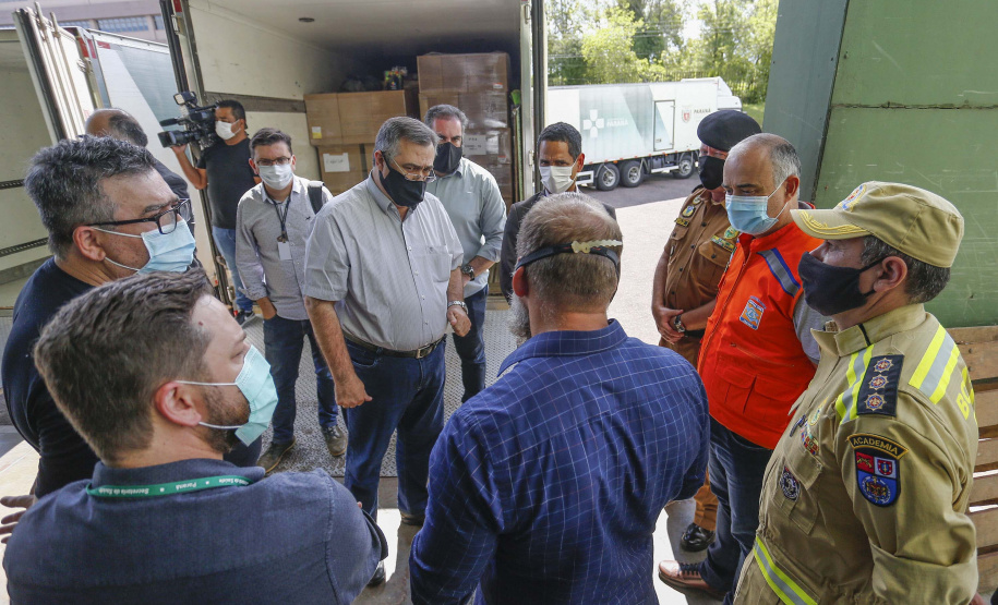 A Secretaria da Saúde do Paraná vai dar início neste sábado (16) à distribuição da primeira remessa de insumos destinados à vacinação da Covid-19 no Estado. Quatro caminhões vão sair pela manhã da central de abastecimento e suprimentos da secretaria, no Jardim Botânico, em Curitiba, carregados com 2,2 milhões de itens que serão entregues a 20 Regionais de Saúde do Estado. 
Foto:Jonathan Campos/AEN