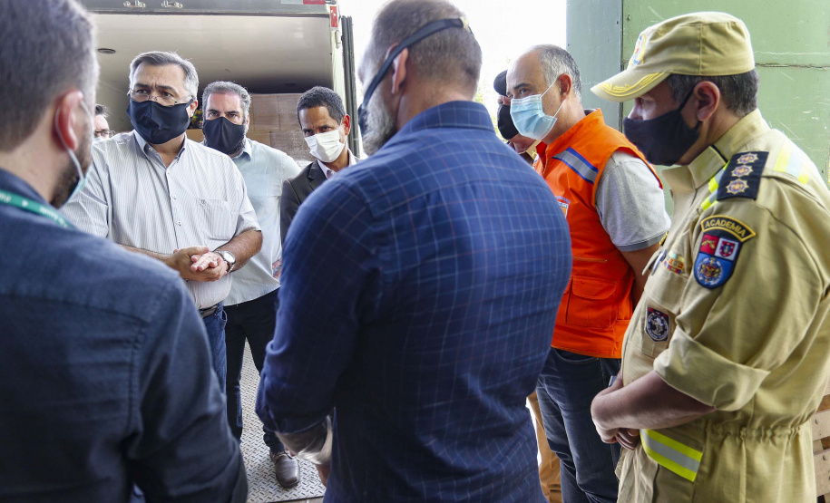 A Secretaria da Saúde do Paraná vai dar início neste sábado (16) à distribuição da primeira remessa de insumos destinados à vacinação da Covid-19 no Estado. Quatro caminhões vão sair pela manhã da central de abastecimento e suprimentos da secretaria, no Jardim Botânico, em Curitiba, carregados com 2,2 milhões de itens que serão entregues a 20 Regionais de Saúde do Estado. 
 Foto:Jonathan Campos/AEN