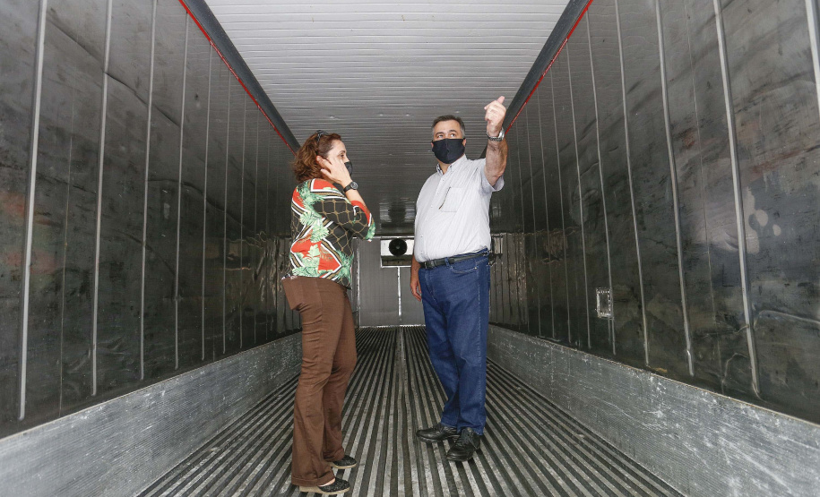 A Secretaria da Saúde do Paraná vai dar início neste sábado (16) à distribuição da primeira remessa de insumos destinados à vacinação da Covid-19 no Estado. Quatro caminhões vão sair pela manhã da central de abastecimento e suprimentos da secretaria, no Jardim Botânico, em Curitiba, carregados com 2,2 milhões de itens que serão entregues a 20 Regionais de Saúde do Estado. 
 Foto:Jonathan Campos/AEN